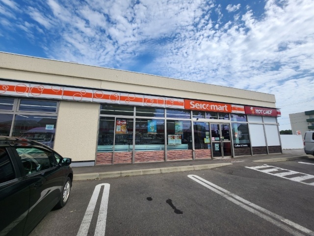 コンビニ　セブンイレブン帯広南の森西店（コンビニ）まで946m