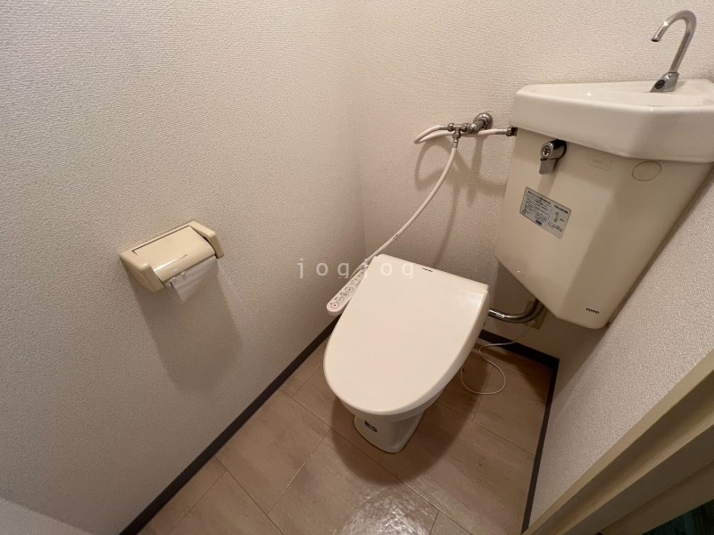 トイレ　嬉しい温水洗浄便座付きのトイレです。