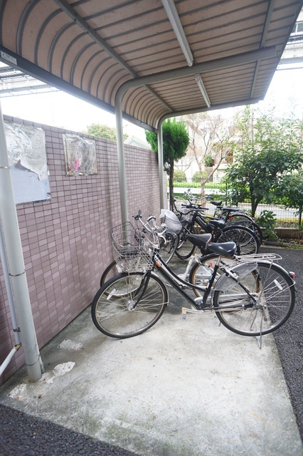 その他共有部分　雨の日でも安心して止められる屋根付の駐輪場です☆