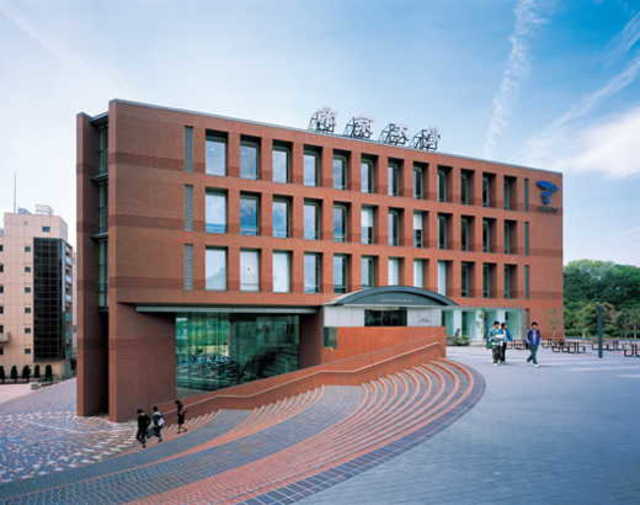 図書館　帝京大学冲永記念図書館メディアライブラリーセンター（図書館）まで2101m