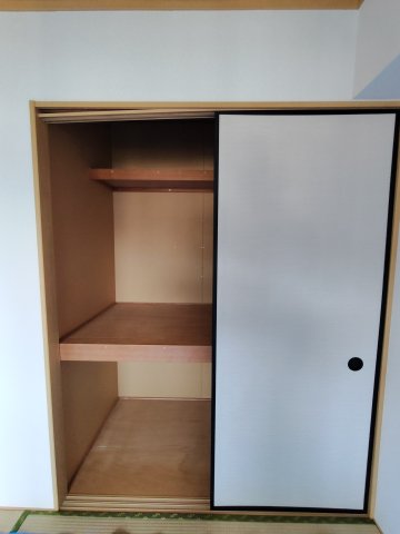 収納　和室には押入れ1間ございます