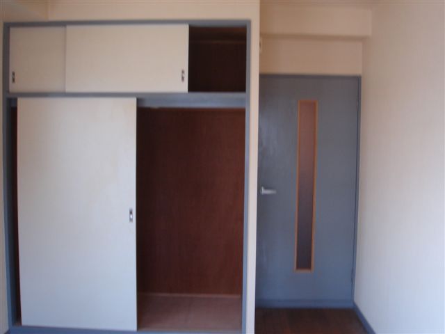 その他　収納とキッチンへのドア