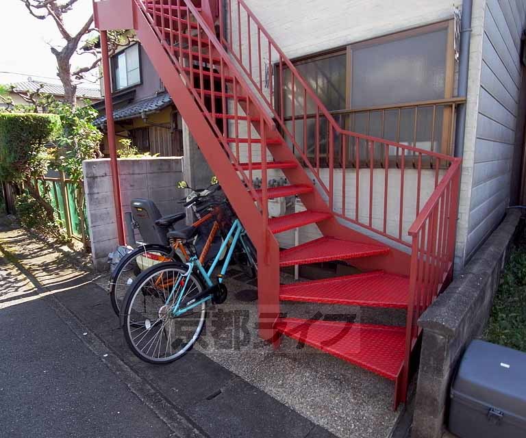 その他共有部分　北側の部屋には窓があって明るいです。