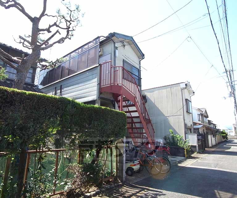 建物外観　住宅街にある、小さな物件です。
