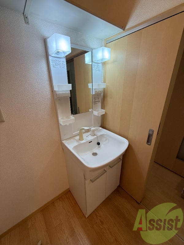 洗面設備　洗面台の写真です。朝の準備が捗りますね。
