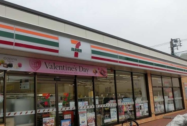 コンビニ　セブンイレブン（コンビニ）まで550m