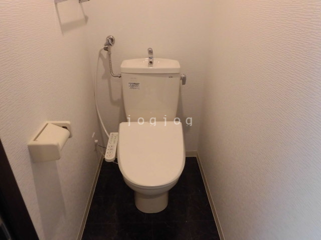 トイレ　嬉しい温水洗浄便座付きのトイレです。