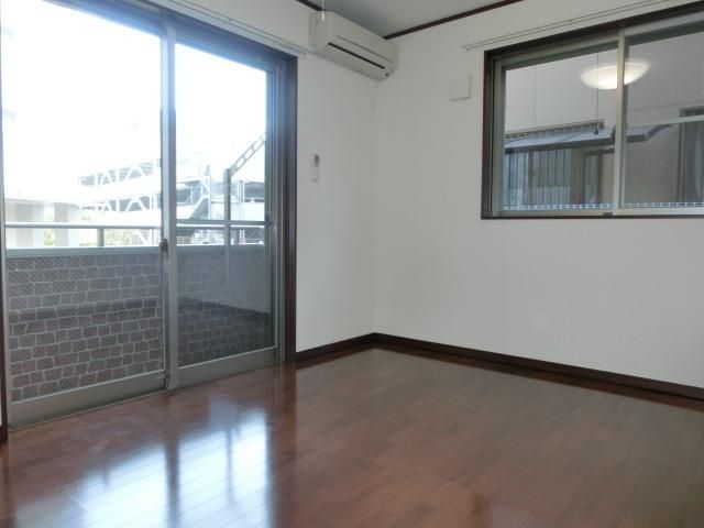 居室・リビング　2面採光のお部屋です