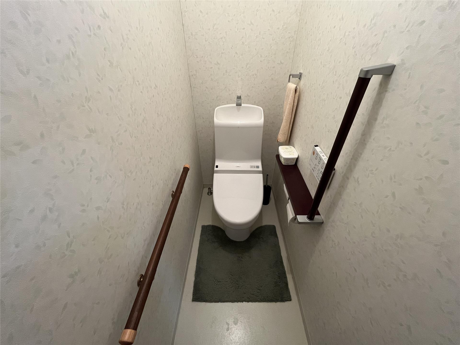 トイレ　温水洗浄便座付きのトイレです♪