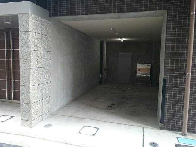 駐車場　屋内　１台分のみ