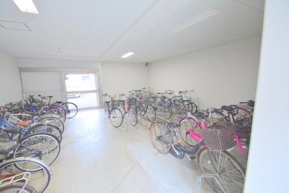 駐車場　あなたの大事な自転車も安心してとめることができますね。