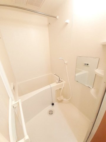 バス・シャワールーム　コンパクトで使いやすいお風呂です