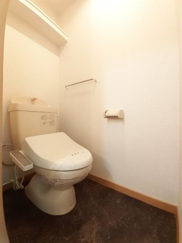 トイレ　落ち着いた色調のトイレです