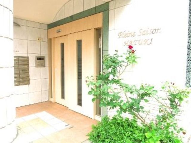エントランス　【エントランス（外）】敷地内ゴミ置き場あります