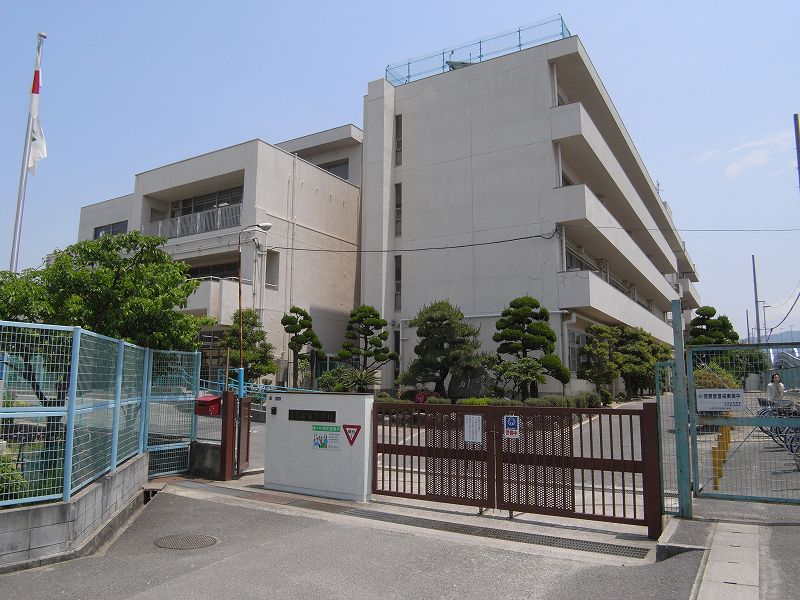 小学校　大東市立諸福小学校（小学校）まで424m