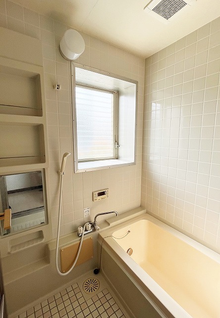 バス・シャワールーム　窓があり、換気良好です