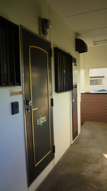 玄関　鍵はカードキーになっております。