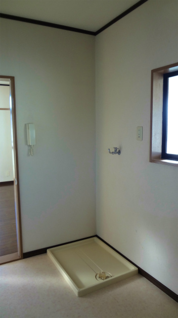 その他設備　洗濯機置き場。（右側の窓はこちらのお部屋にはありません。）