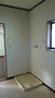 その他設備　洗濯機置き場。（右側の窓はこちらのお部屋にはありません。）