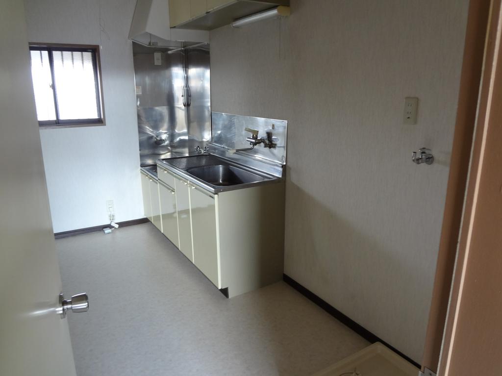 その他部屋・スペース　お部屋入口からキッチンスペースを見ているョ