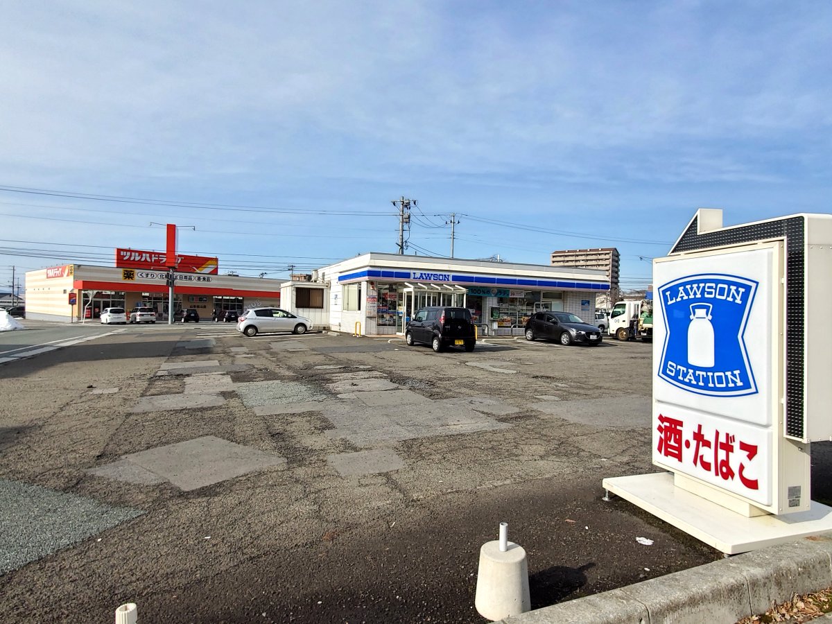 コンビニ　ローソン山形松山三丁目店（コンビニ）まで180m