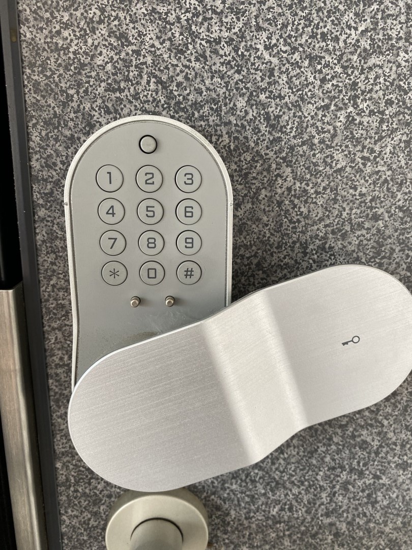 セキュリティ　玄関ドアICカードタッチで開きます