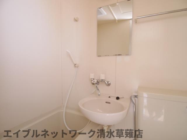 洗面設備　明るい洗面所です