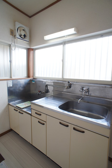 キッチン　自然光のはいる、換気もしやすい窓付きのキッチンです♪