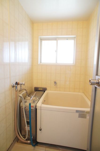 バス・シャワールーム　窓付きのバスルーム♪換気もできて気持ちいいですね♪