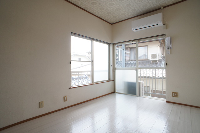 居室・リビング　南向きの明るい２面採光！風通しももちろん良好です♪