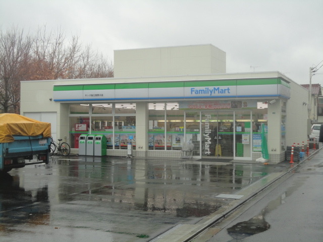 コンビニ　ファミリーマート（コンビニ）まで870m