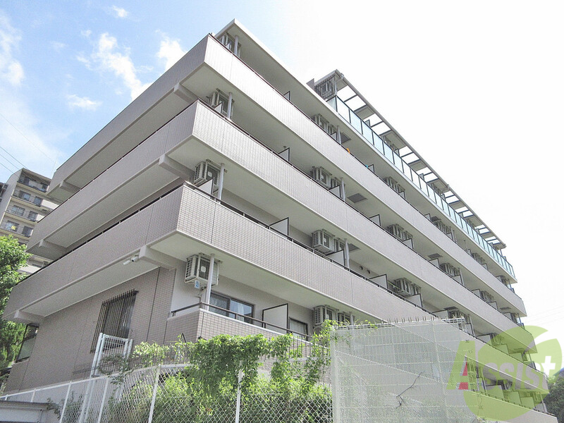 【吹田市千里山竹園のマンションの建物外観】