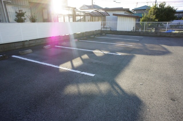 【小山市大字犬塚のアパートの駐車場】