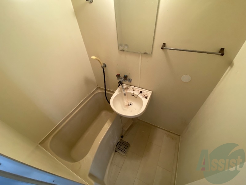 バス・シャワールーム　浴槽になります。暖かいお湯で体を癒せますね。