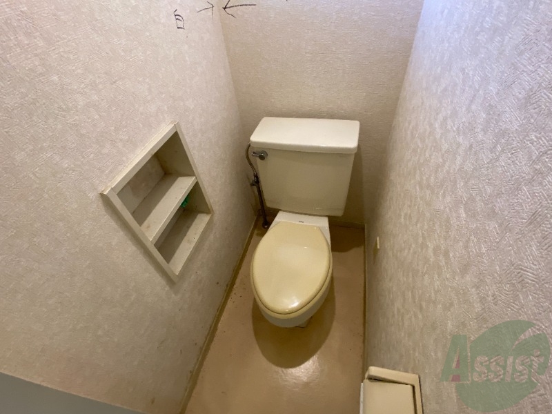 トイレ　トイレになります。小窓があって明るいですね。