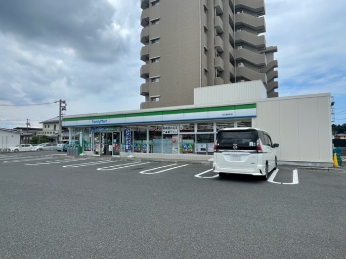 コンビニ　ファミリーマート松江黒田町店（コンビニ）まで603m