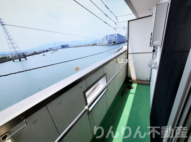 バルコニー　暖かな日差しのふりそそぐバルコニー