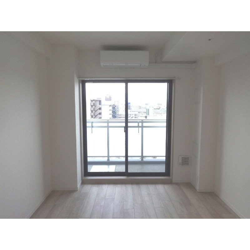 居室・リビング　窓からの光がいい感じです。