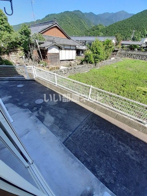 【新居浜市角野新田町のアパートのバルコニー】