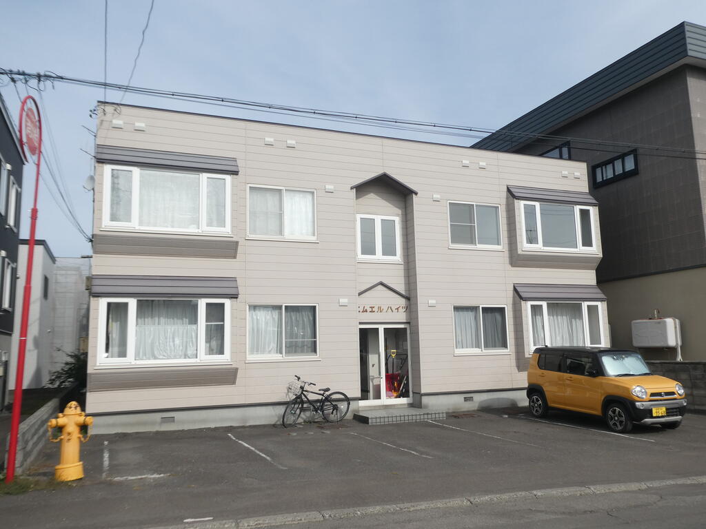 札幌市南区南三十五条西のアパートの建物外観