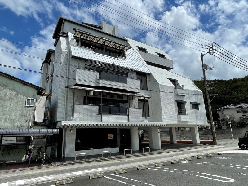 八幡浜市江戸岡のマンションの建物外観