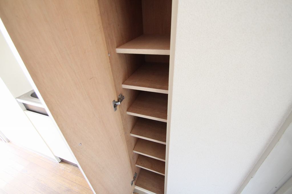 玄関　奥行きたっぷりのシューズボックスです♪