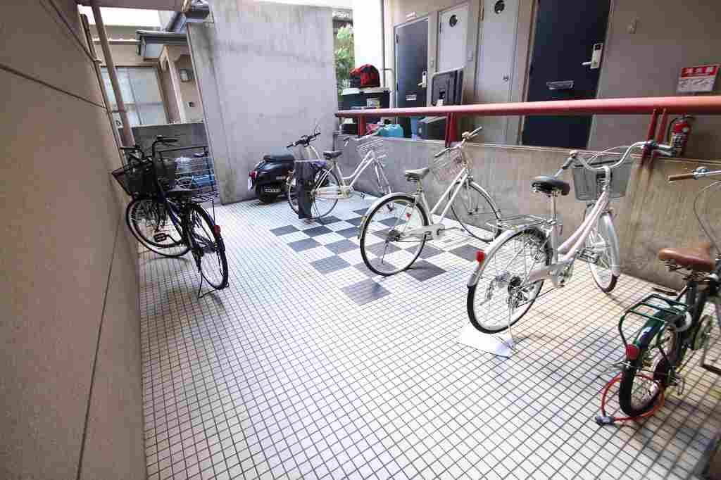 その他共有部分　広々とした駐輪場もあります。