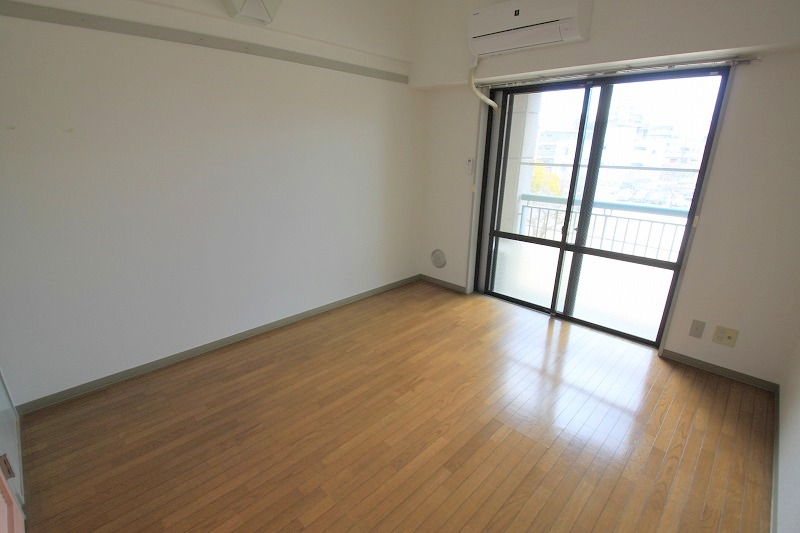 居室・リビング　明るくて広い洋室です。