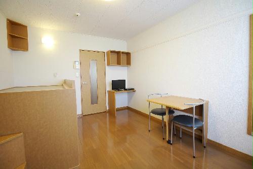 居室・リビング　備え付けのテーブルは折りたたむ事ができますよ☆