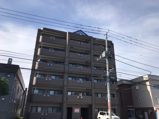 札幌市東区北四十二条東のマンションの建物外観