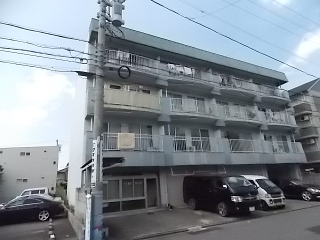 生駒マンションの建物外観