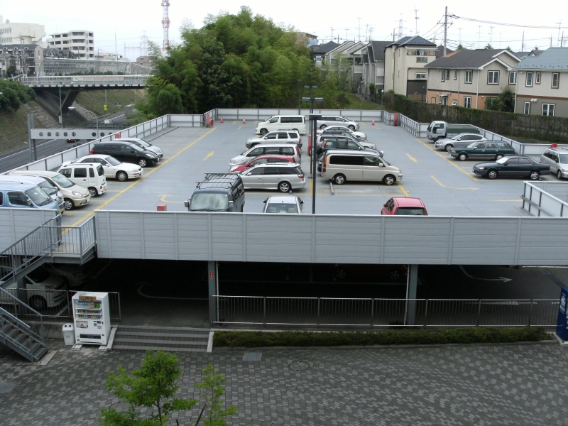 【オクトス市ケ尾の駐車場】