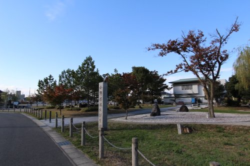 【メゾン城土A棟（北）・B棟（南）の公園】