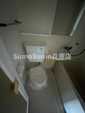 トイレ　落ち着いた色調のトイレです